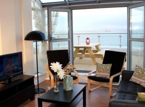 Siiting_room_balcony_view.jpg