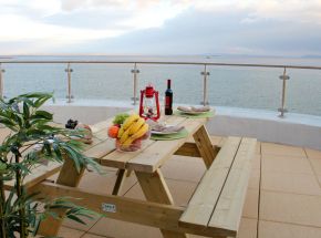 balcony_bench_plant.jpg