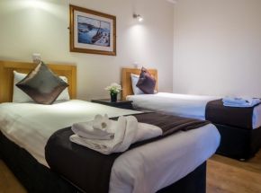 Twin bedroom.jpg